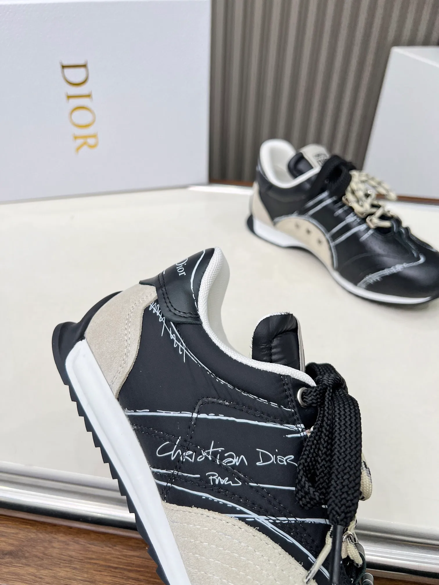 👟👟Ex-factory price 560👟👟 This D-Sketch sneaker is a new product of the 2025 spring and summer ready-to-wear series, highlighting the classic retro aesthetics. Crafted from gold-tone crinkled sheepskin and gold-toned laminated calfskin, it features a printed logo inspired by the shoe's production stages, as well as beige suede calfskin panels and double laces. Hand-written Christian Dior Paris signature on the side, Christian Dior Paris signature panels and plaques on the heel and tongue. Paired with two-tone slim rubber soles, they add a touch of couture to any casual look. Code number: 35~45 Color: black white gold silver